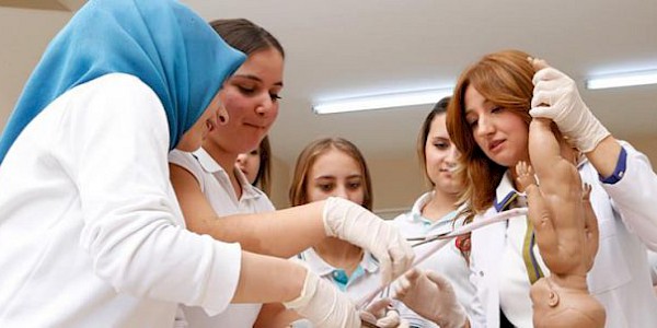 2021 Dünya Ebelik Durum Raporu; Dünyada 900.000 Ebe açığı var.