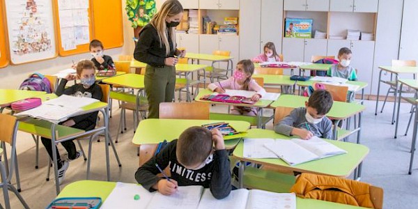 DSÖ ve UNICEF, Avrupa ve Orta Asya'daki tüm okulların açık kalmasını istiyor.