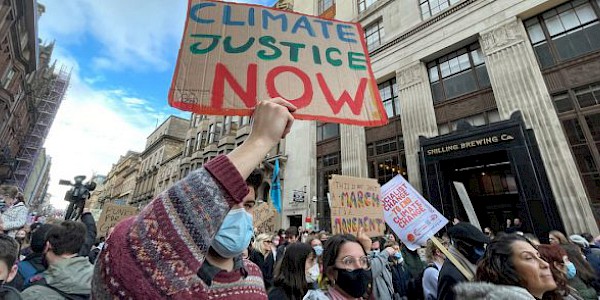 COP26: Binlerce genç, iklim eylemi talebiyle Glasgow sokaklarında yürüdü.