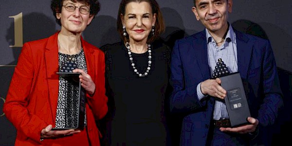 Dr. Özlem Türeci ve Prof. Dr. Uğur Şahin’e 25. Aydın Doğan Ödülü takdim edildi.