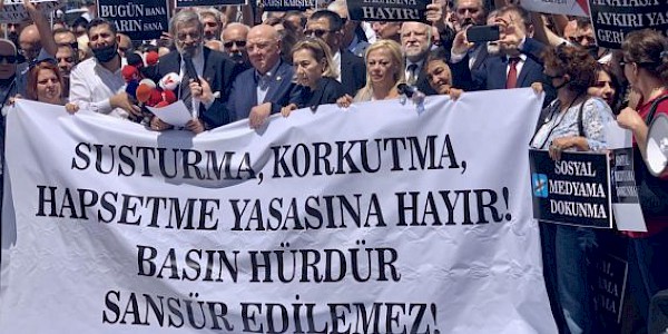 Gazeteciler "dezenformasyon yasasından" endişeli...