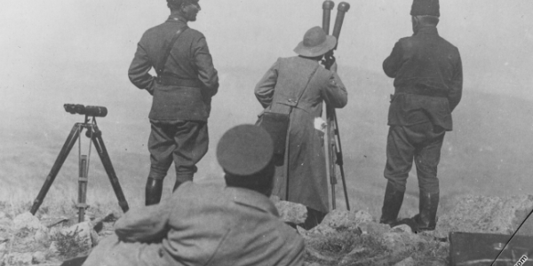 Ağustos’ta bozkırın ortasında battaniyeden olma parkalar.