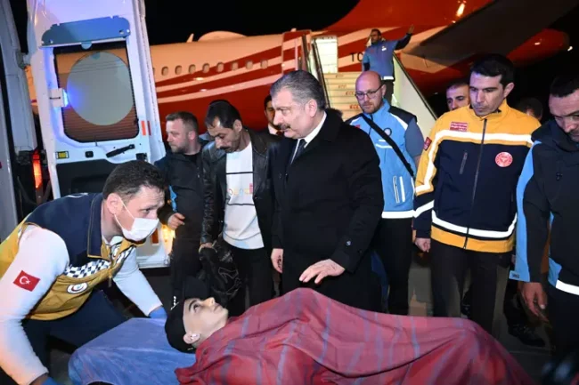 Sağlık Bakanı Fahrettin Koca, Gazzeli Hastaları Havaalanında Karşıladı.