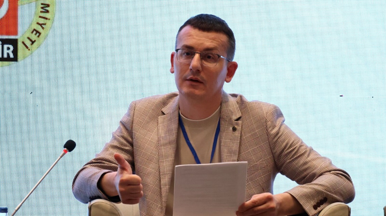 teksaglik-arastirma-inceleme-soylesi-ve-makaleler-catisma-gazeteciligi-dijital-donusum-yapay-zeka-basinda-guvencesizlik-ve-turk.png